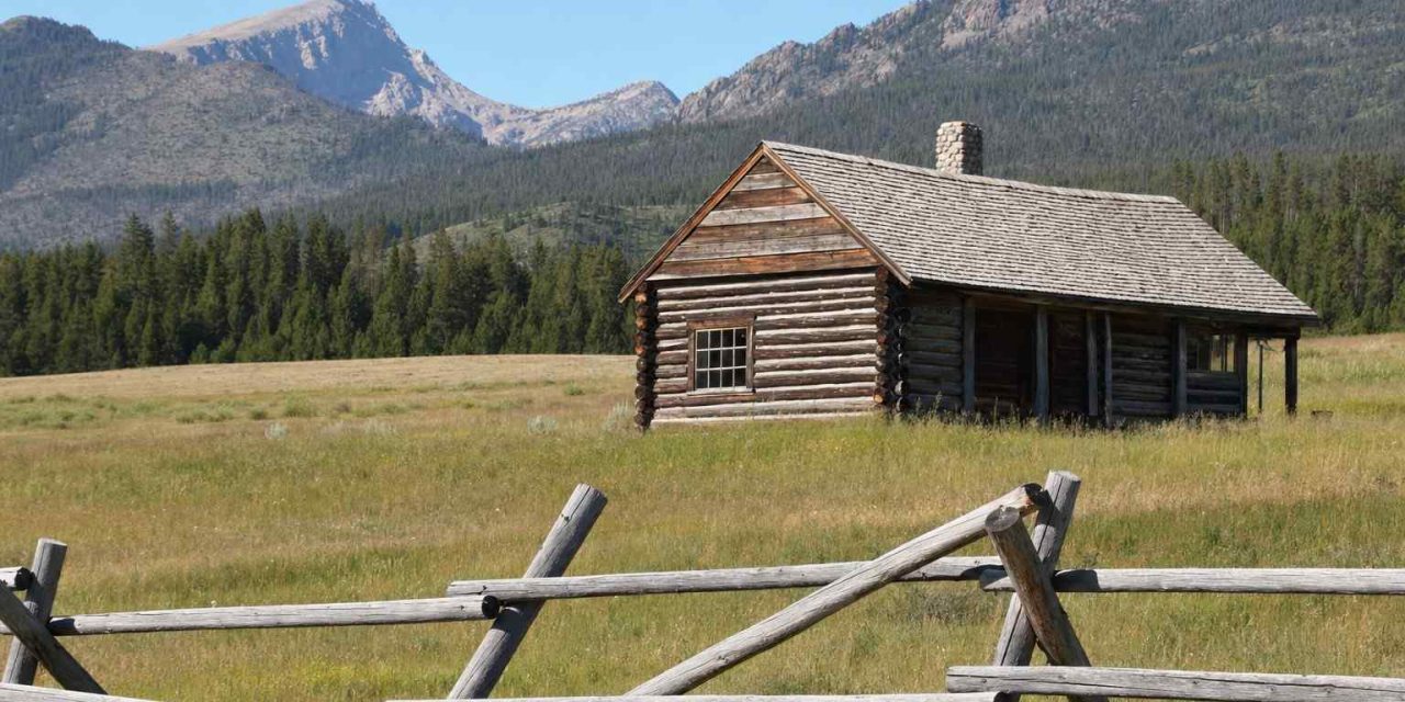 How Montana Cabin Rentals Work: Booking, Seasons, and What to Expect